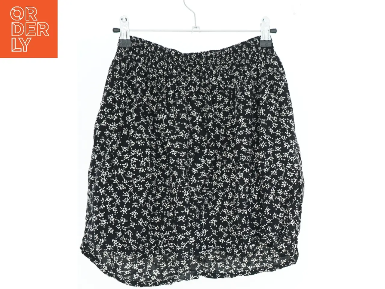 Billede 2 - Sort nederdel med blomsterprint fra H&M (str. 128)