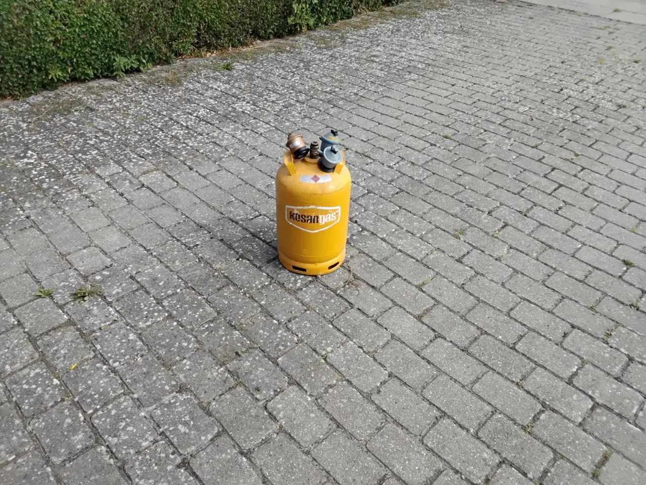 Billede 1 - Tom gasflaske og tre regulatorer sælges.