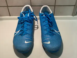 Nike fodboldstøvler str. 45