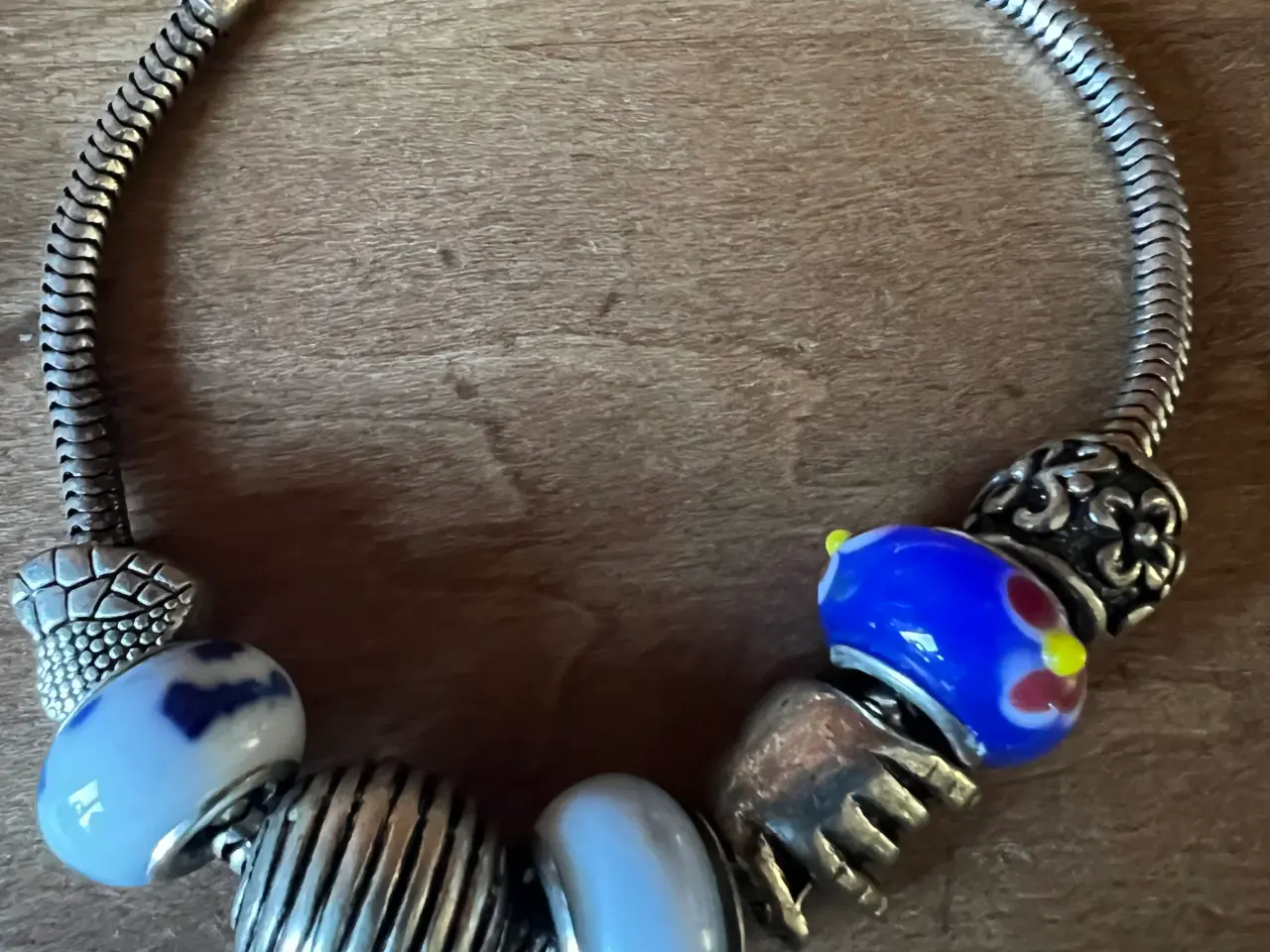 Billede 4 - Smukke armbånd med charms