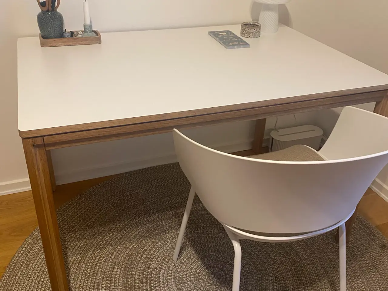 Billede 1 - Spise/skrivebord i eg med hvid bordplade