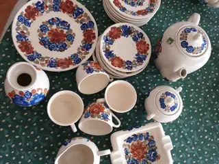 Kaffe/te sæt og tallerkner i robust fa- håndmalet 