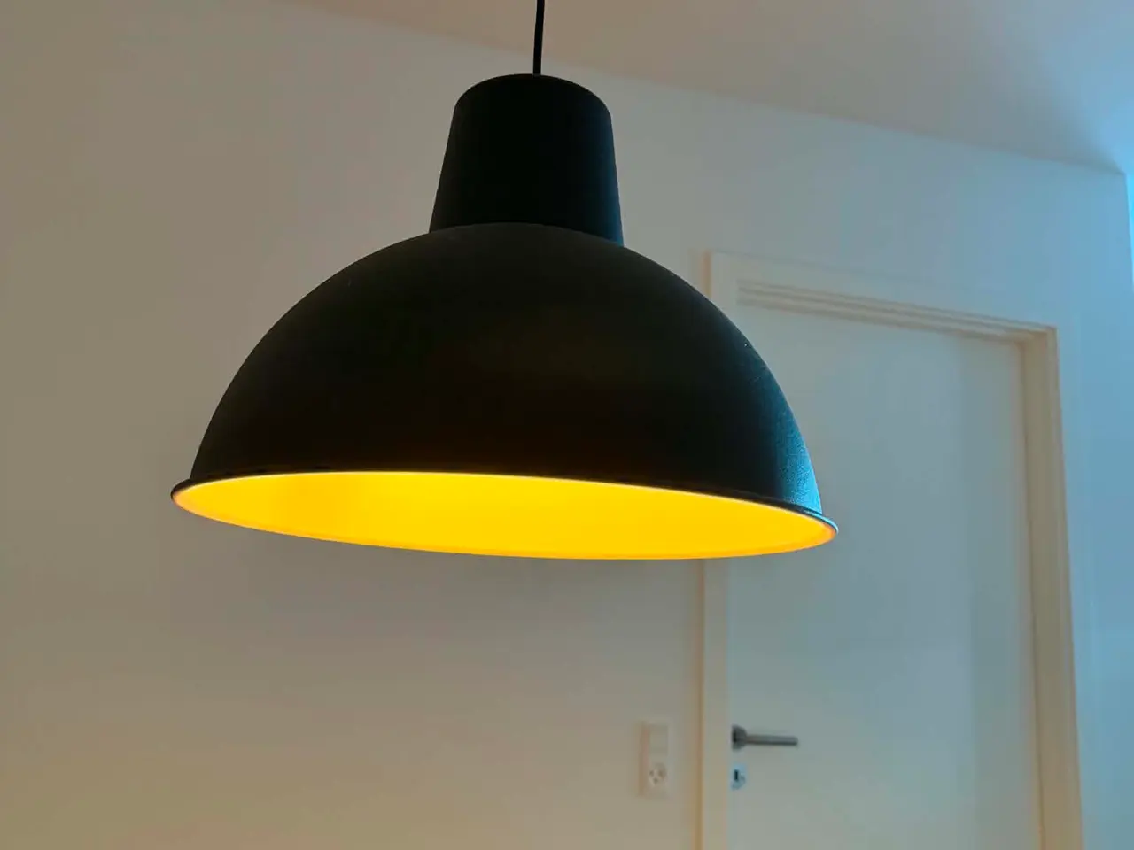 Billede 3 - 2x Sort lampe til spisebord