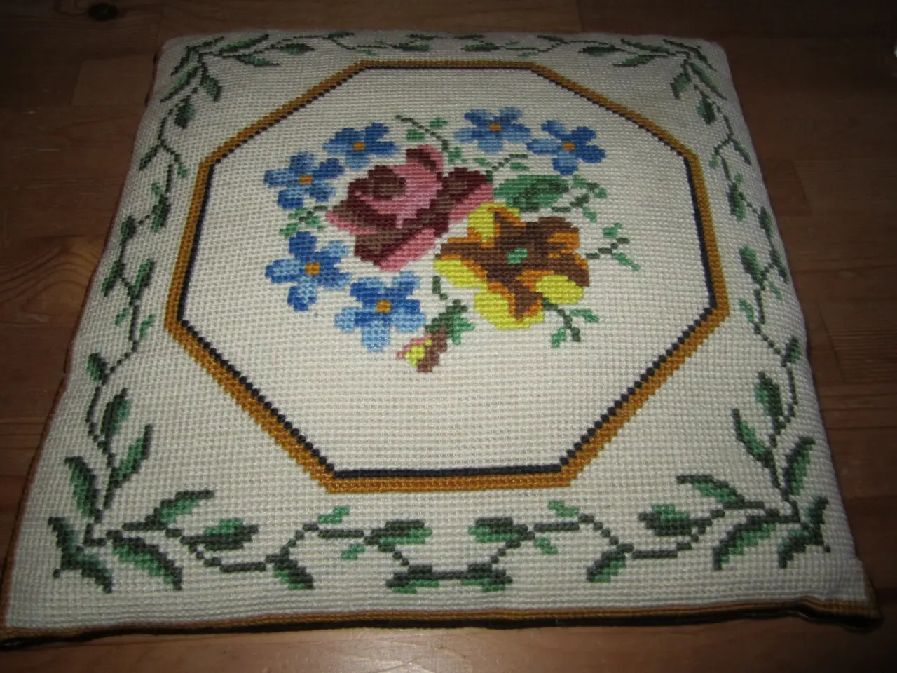 Billede 3 - Skønne broderet PUDER. BYD.