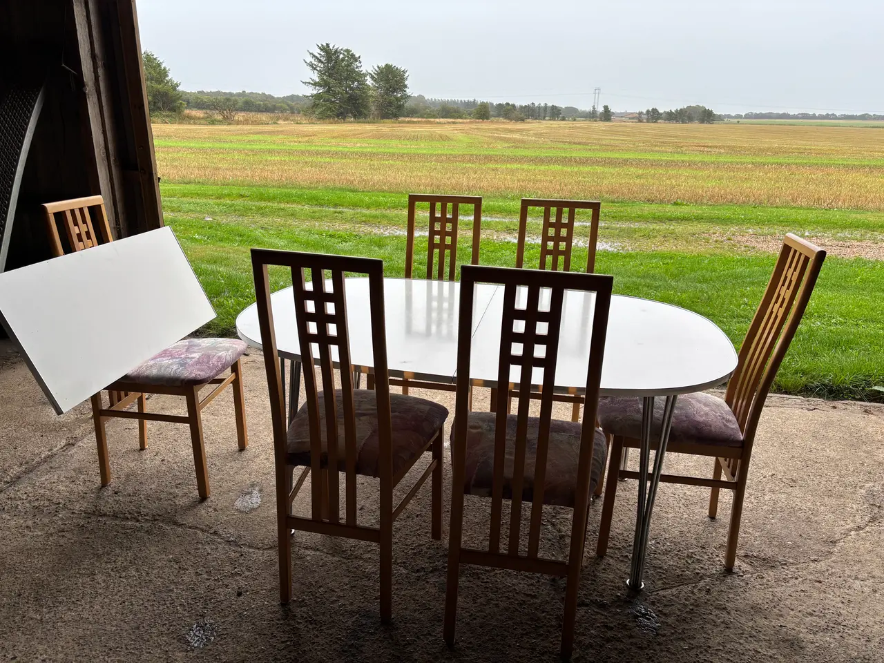 Billede 1 - Spisebord og stole sælges 