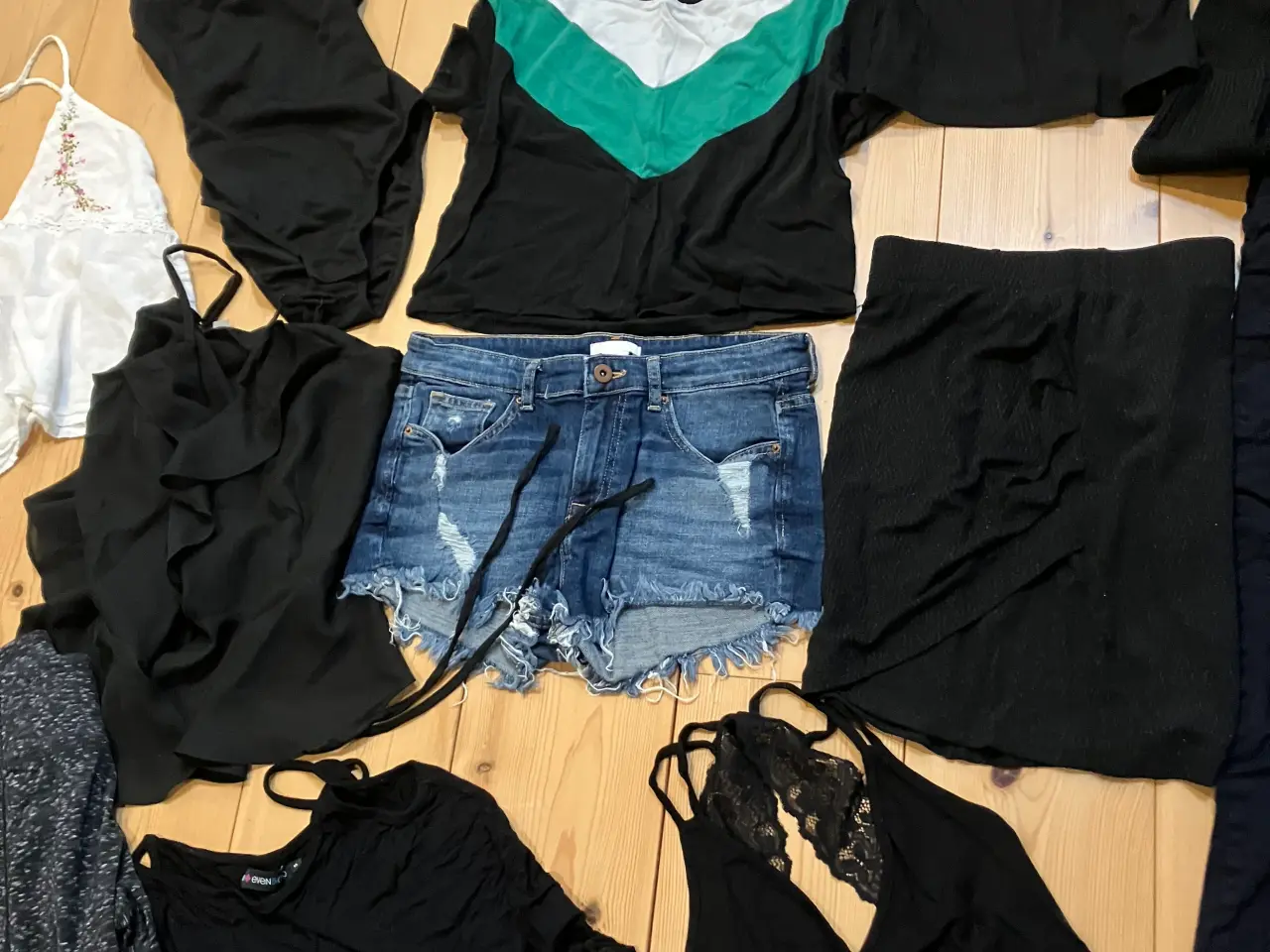 Billede 3 - Bluser, toppe, shorts, bukser mm