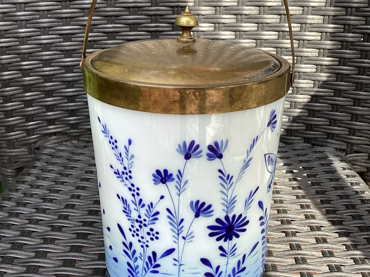 Billede 3 - Fin ældre kiksespand i opaline glas med blå glasur