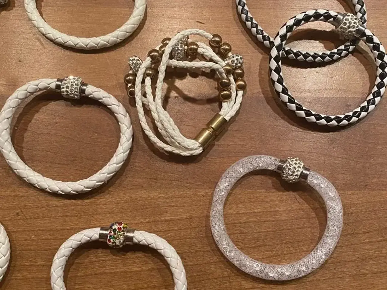Billede 2 - Flotte hvide armbånd