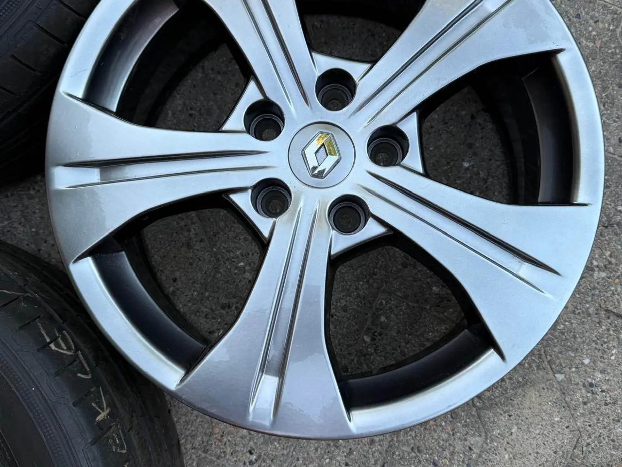 Billede 2 - Renault alufælge 17”