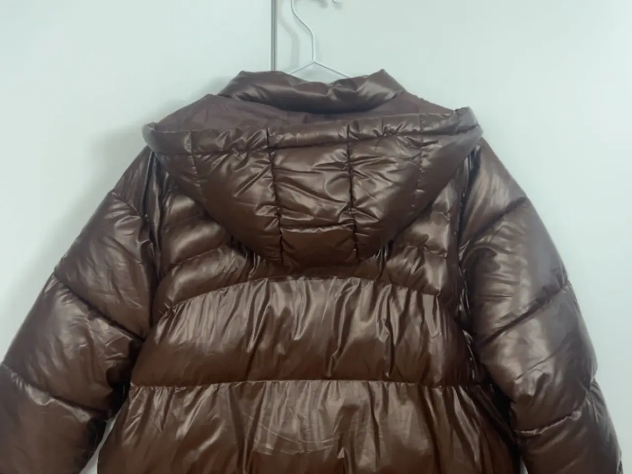 Billede 2 - Brun skinnende puffer jakke