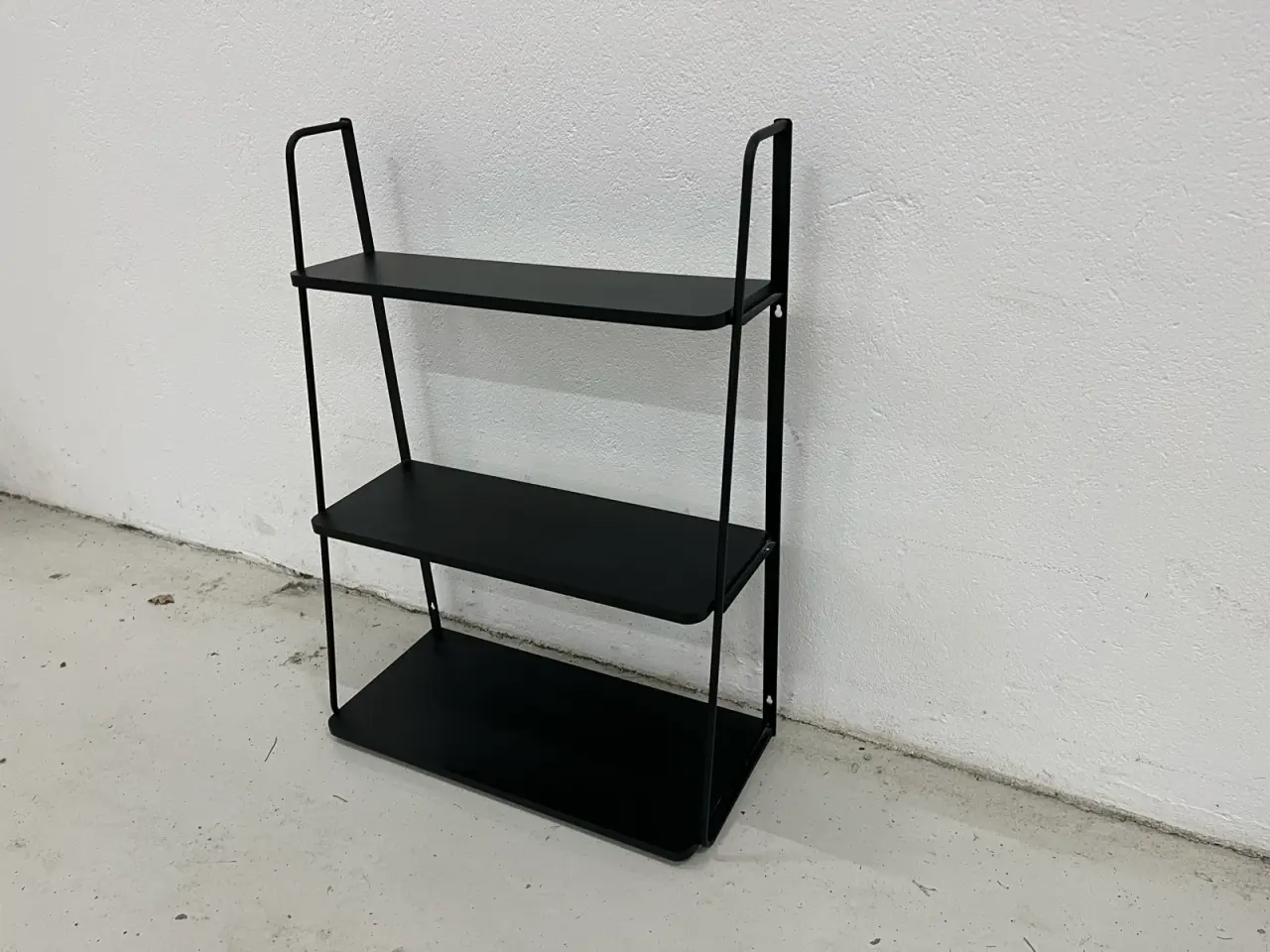 Billede 4 - Flot og elegant hylde i sort.