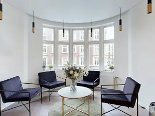 Centralt beliggende lejemål på Frederiksberg - med masser af lysindfald
