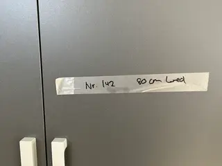 1 stk. samlet højskab uden sokkel med 2 hylder og 1 bøjlestang
