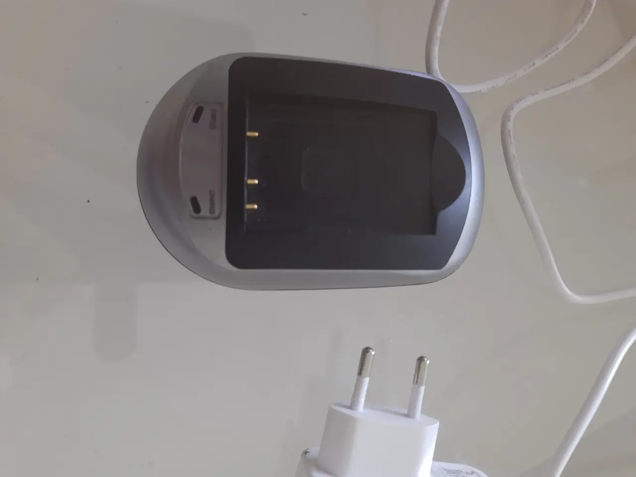 Billede 1 - Oplader til batteri til kamera 