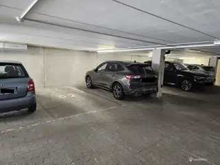 P plads i kælder med kode/brik
