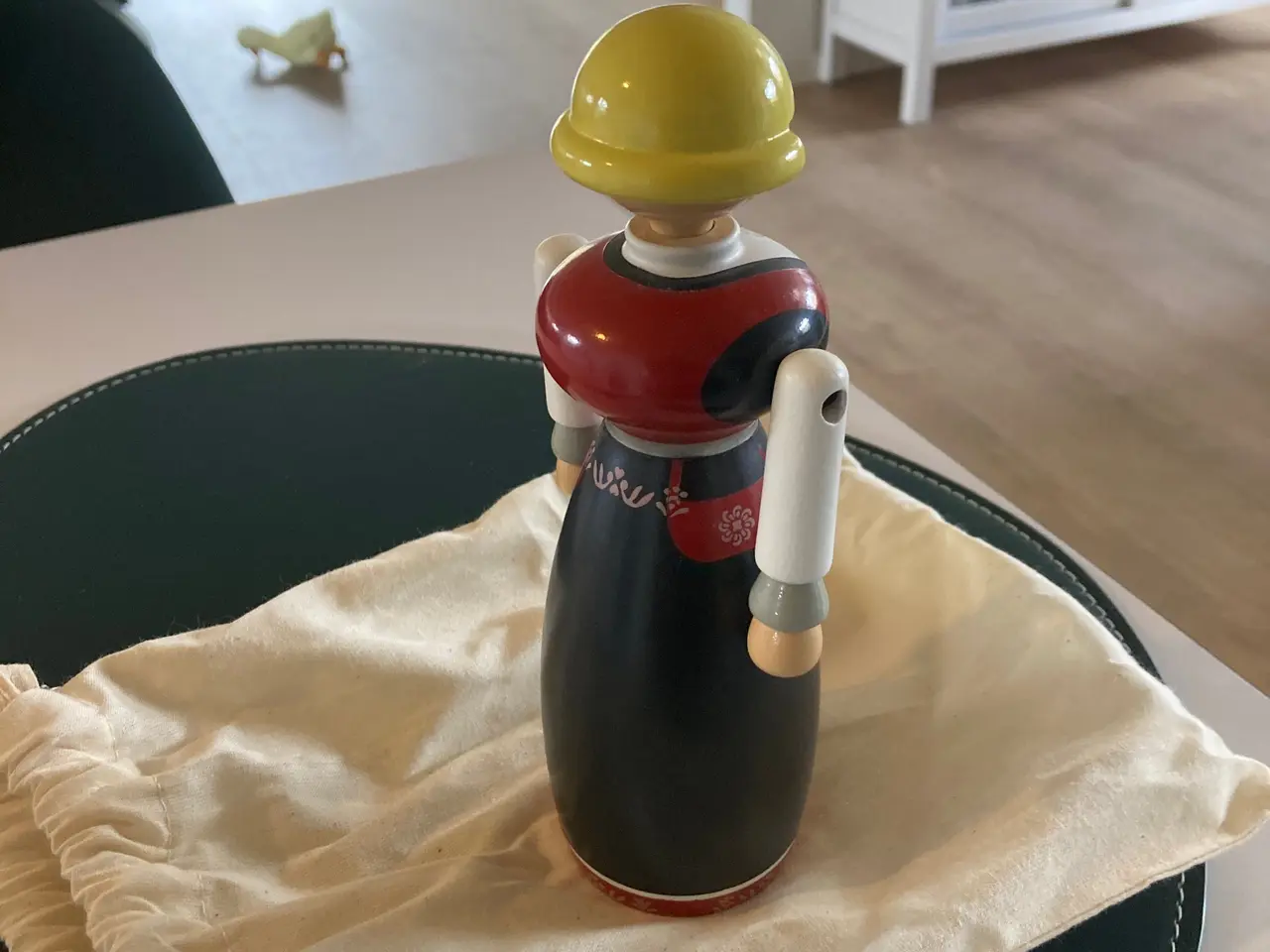 Billede 3 - Kay Bojesen. Norsk bunad