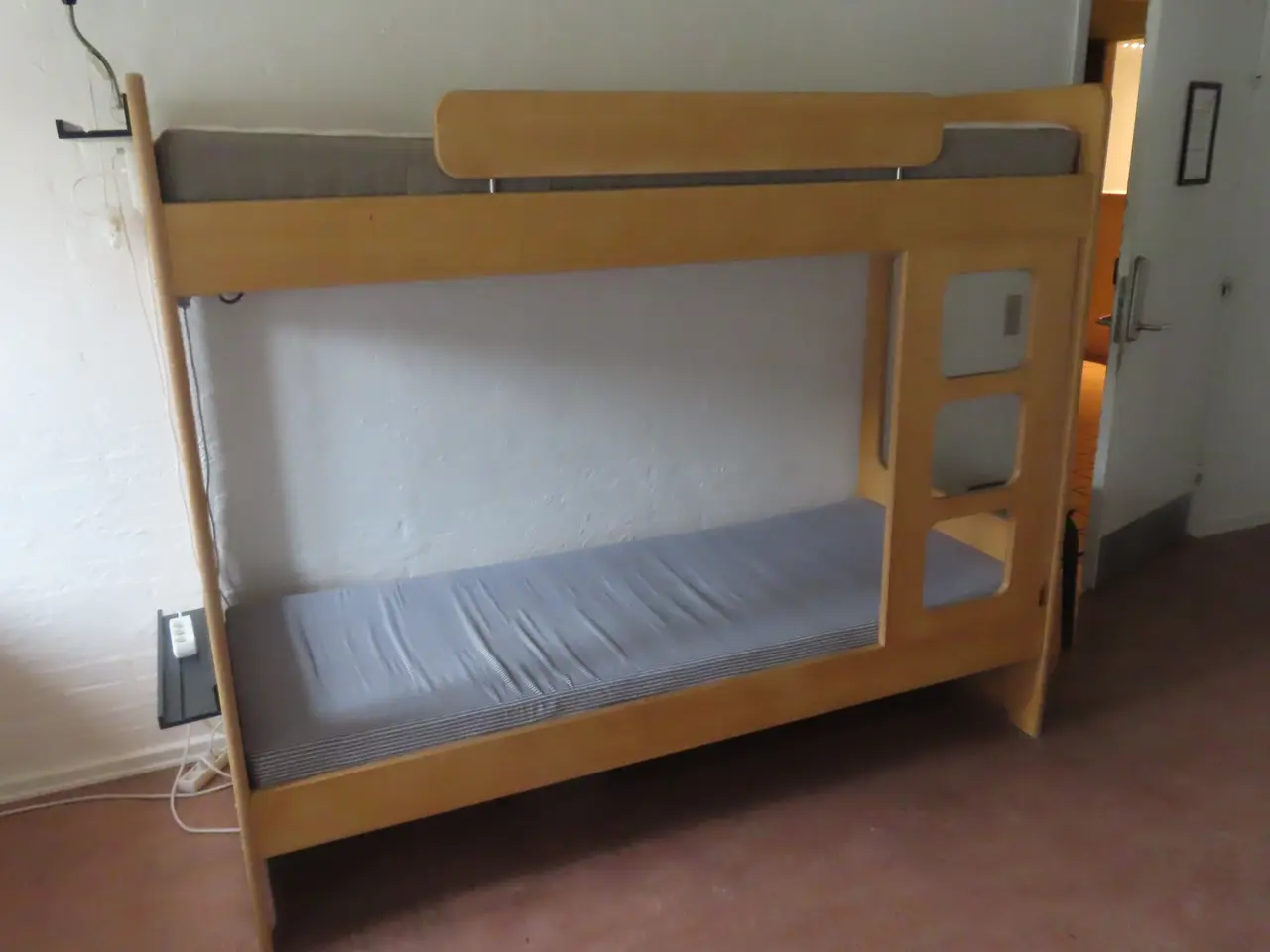 Billede 3 - Indhold på værelse af bord, køjeseng, skab mv.