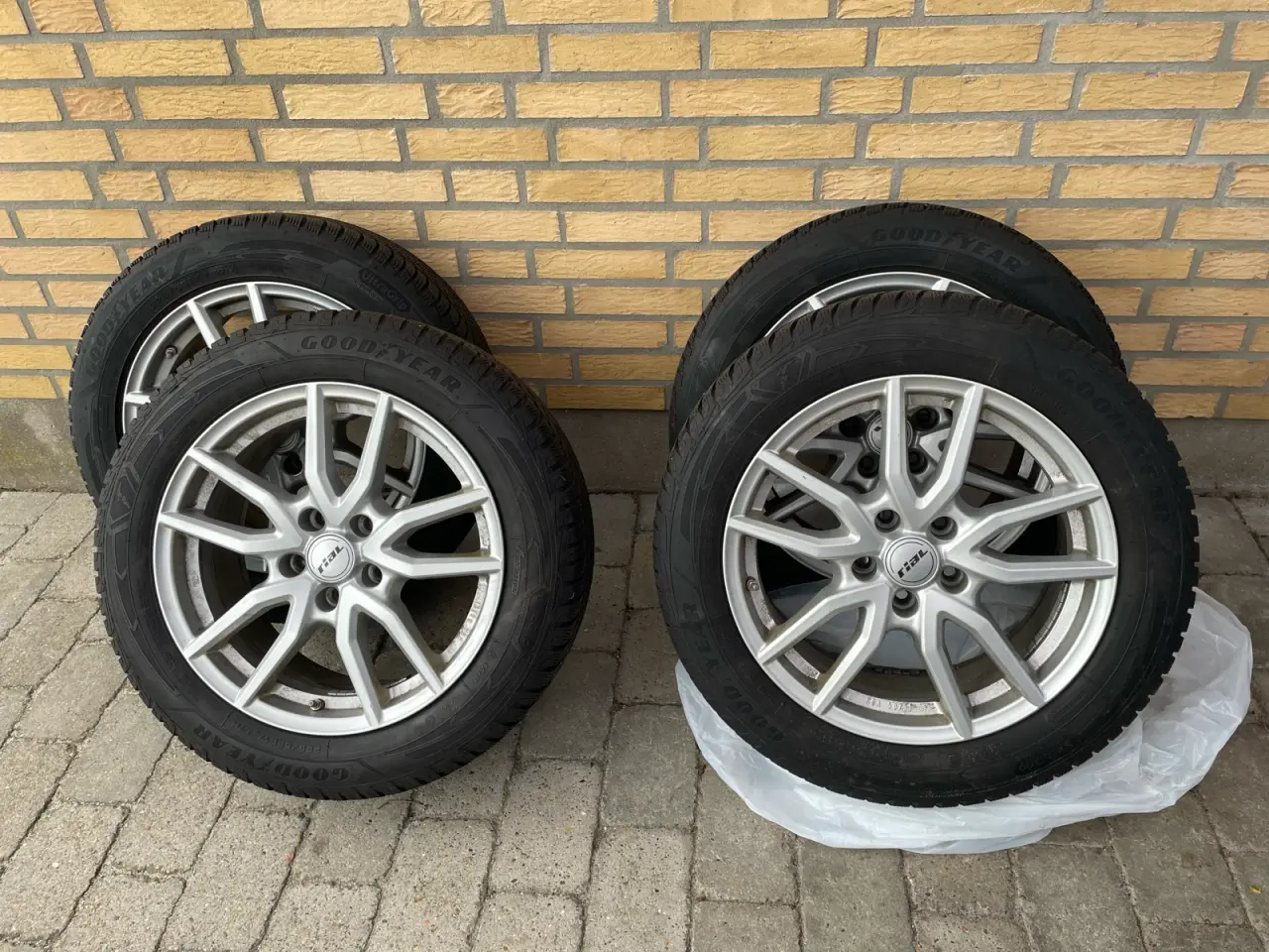 Billede 1 - 17” vinterdæk med Rial alufælge