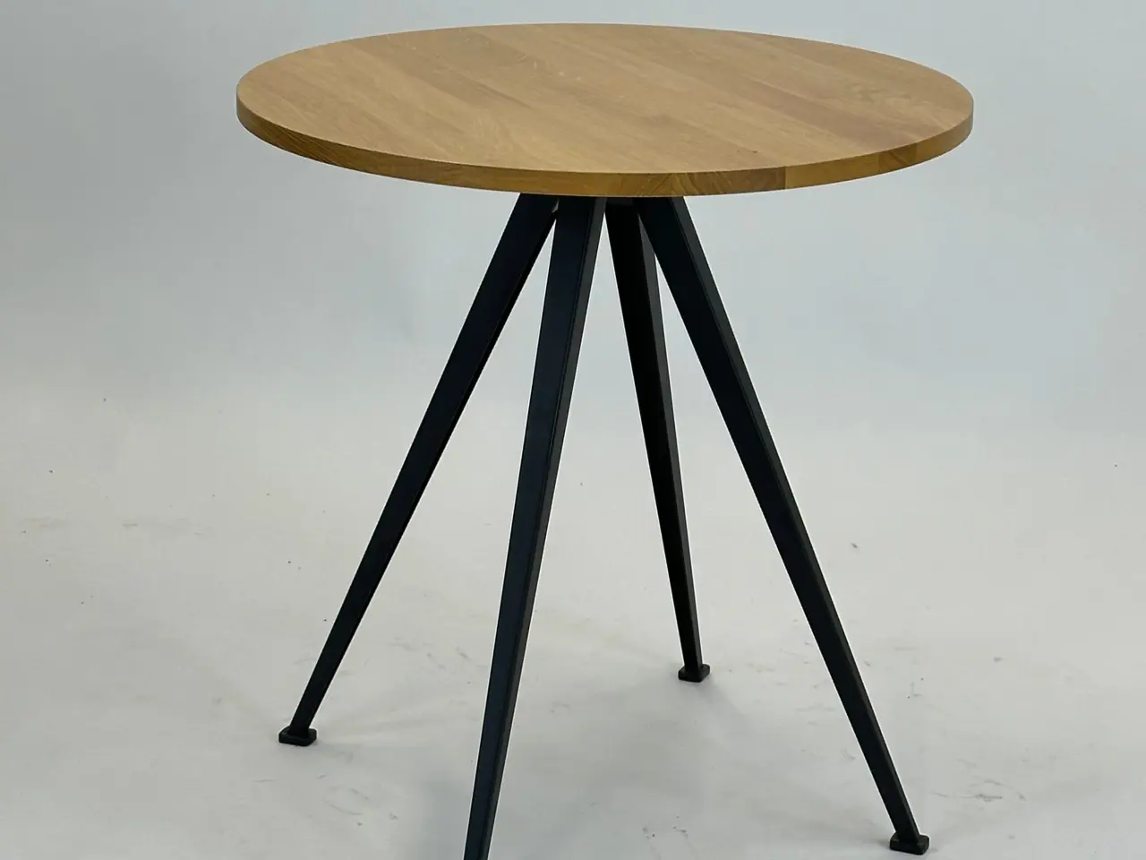 Billede 1 - HAY Pyramid Café Table 21 Bord – Træ med Sort Stel 70x70x74 cm