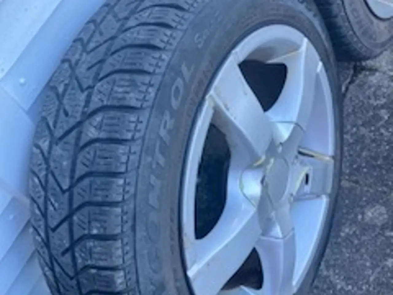 Billede 2 - gode vinterdæk med alufælge til ford KA