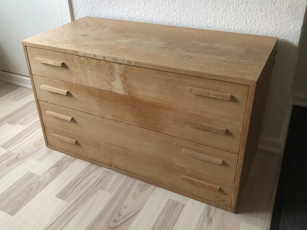 Billede 1 - Lav kommode i massivt træ (Hobro)