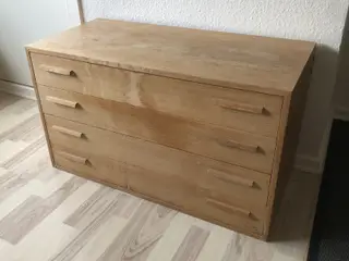 Lav kommode i massivt træ (Hobro)