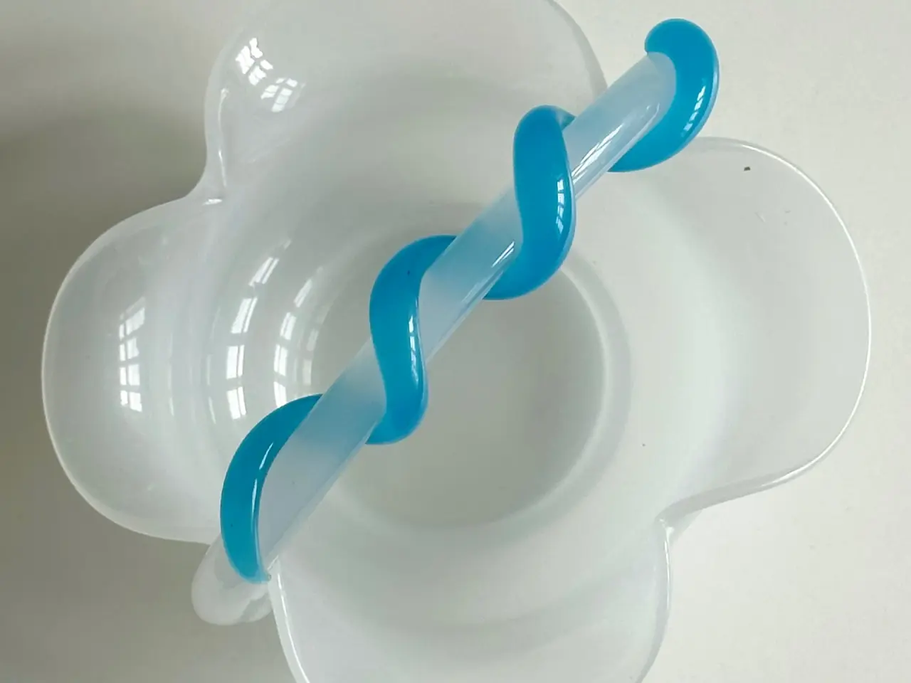 Billede 3 - Glasskål m hank, opalineglas