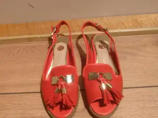 River Island, str. 3 eller 36.