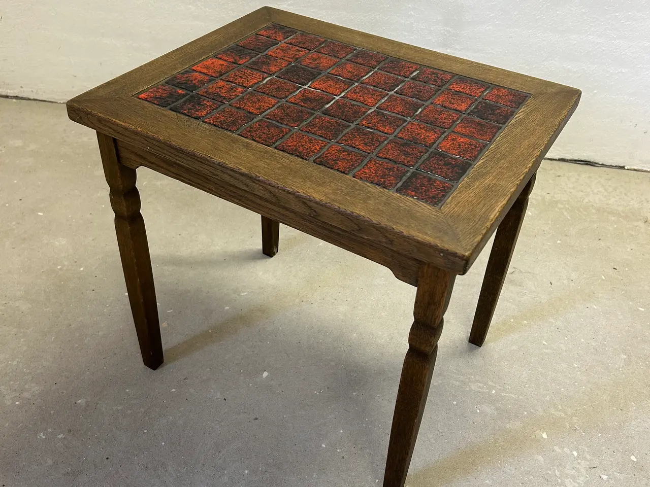 Billede 8 - Flot retro kakkelbord / sidebord i mørkt egetræ.