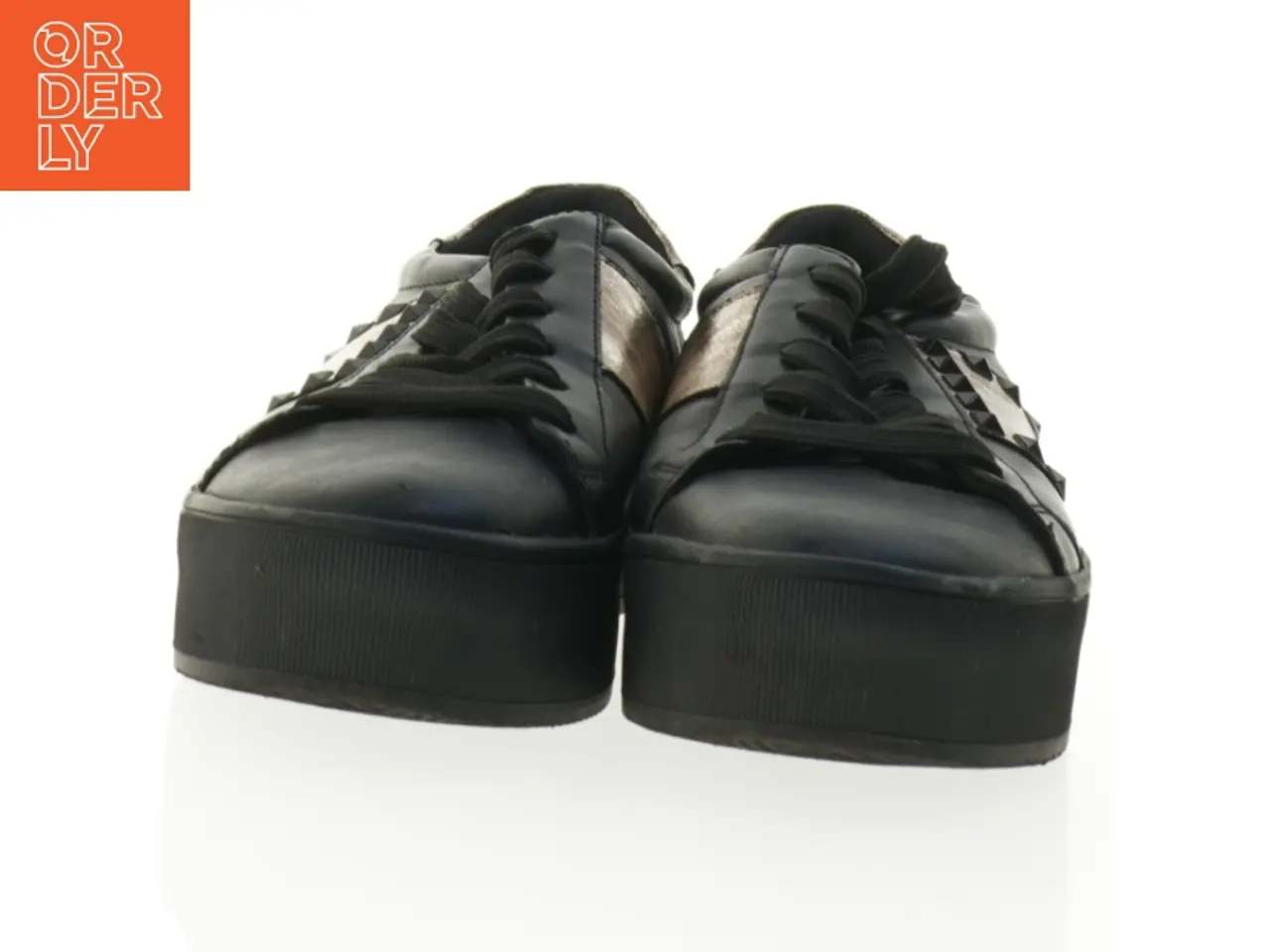 Billede 3 - Sorte sneakers med gyldne detaljer og nitter (str. 39)