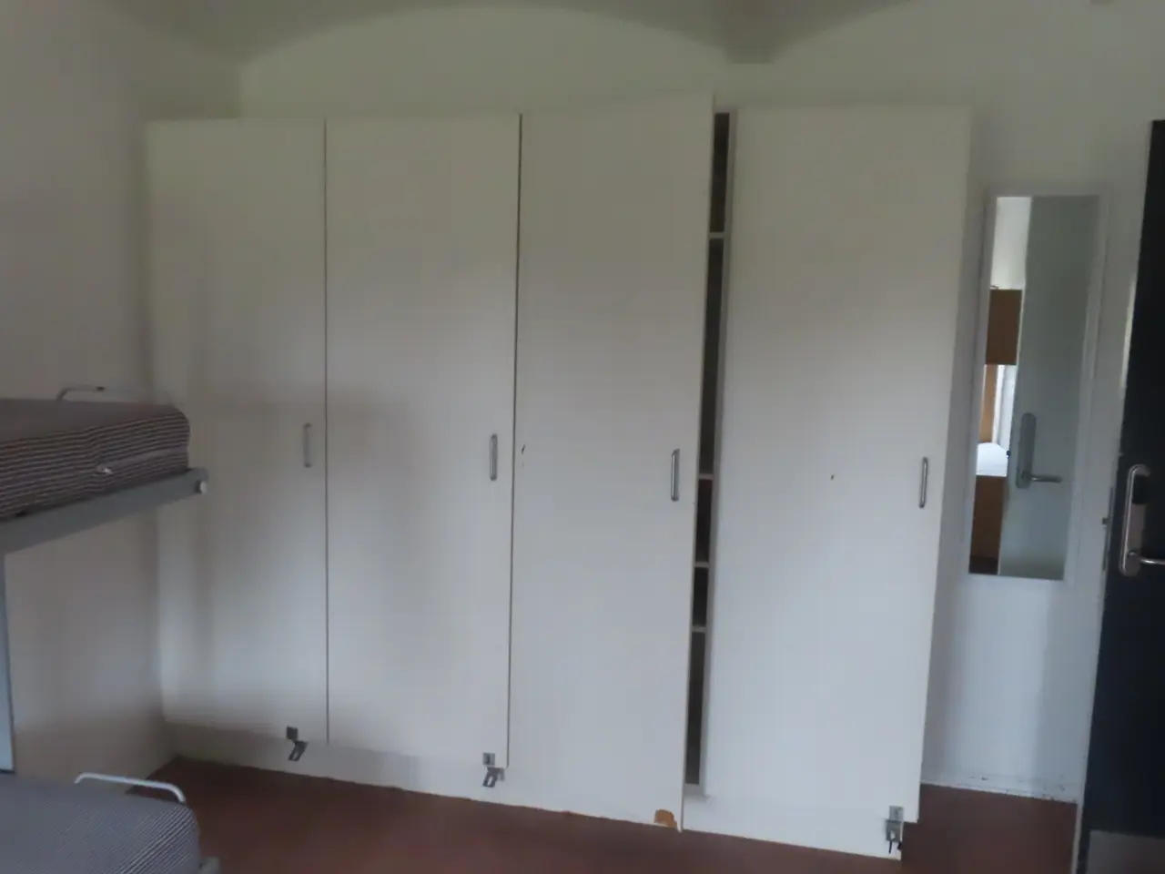 Billede 6 - Indhold på værelse af bord, køjeseng, skab mv.