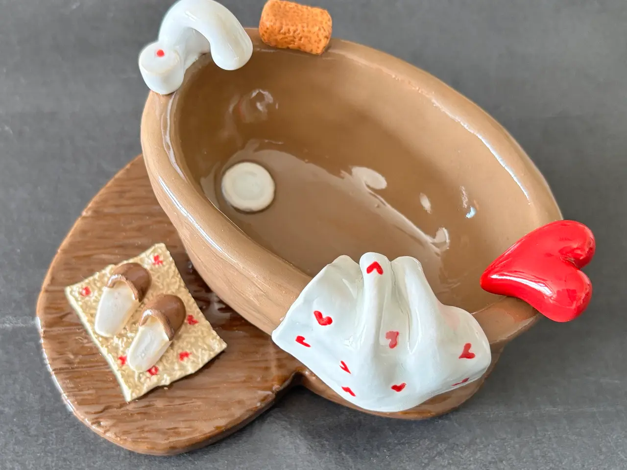 Billede 2 - Badekar med pynt og fod i keramik.