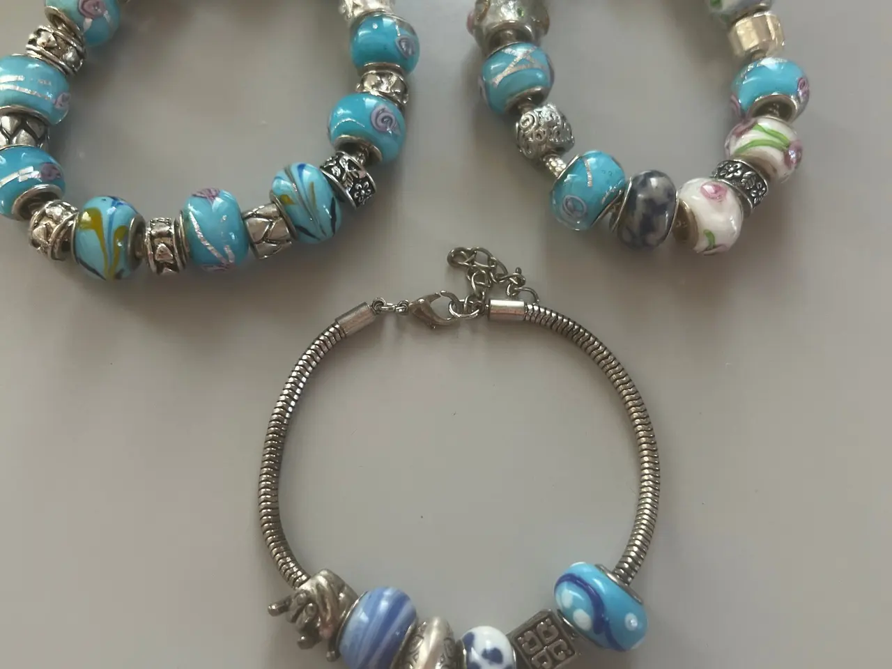 Billede 5 - Smukke armbånd med charms