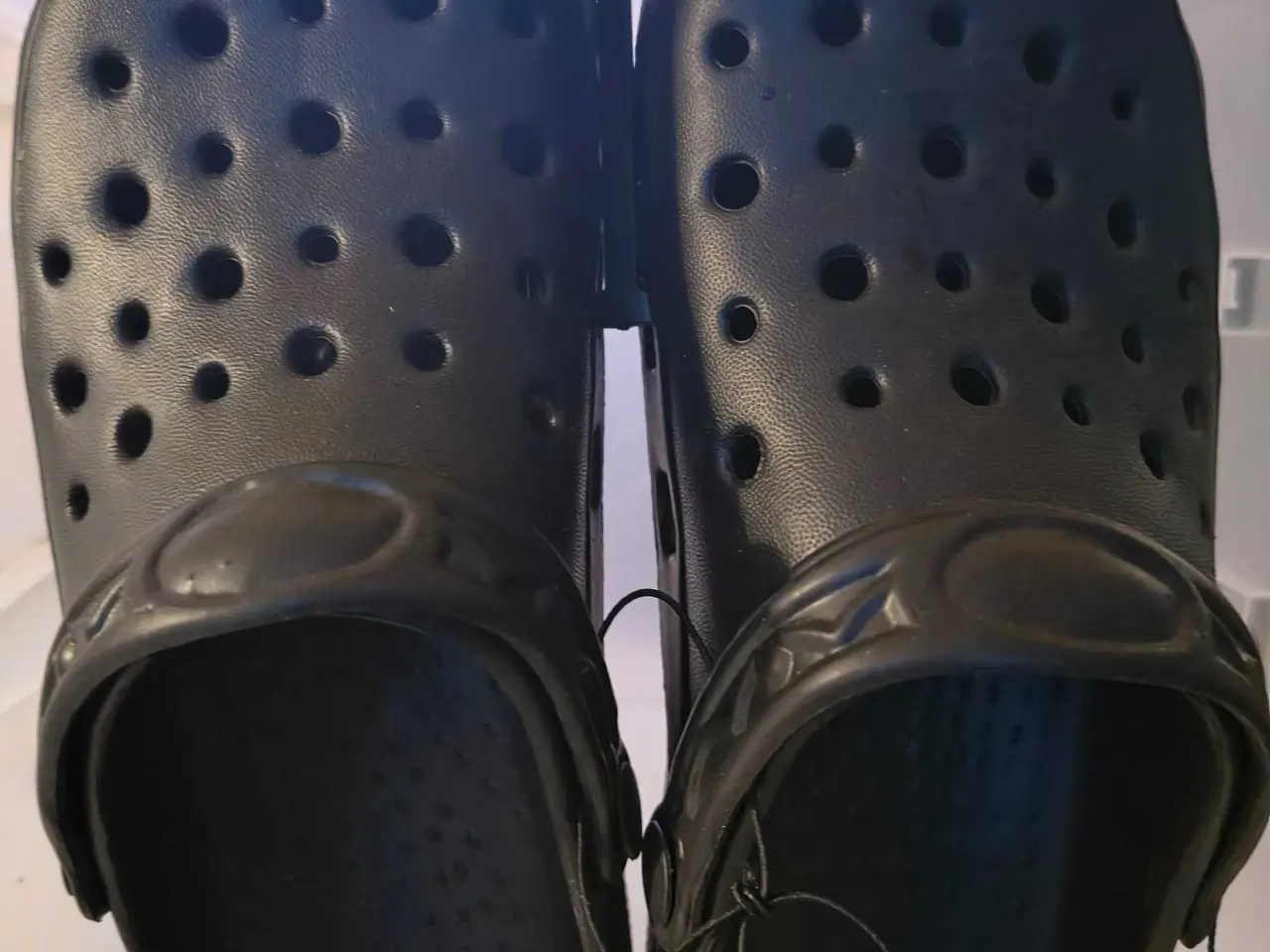 Billede 4 - Glogs sorte plastic sandaler.