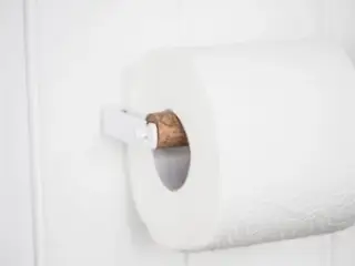 Toiletpapirholder med træholder