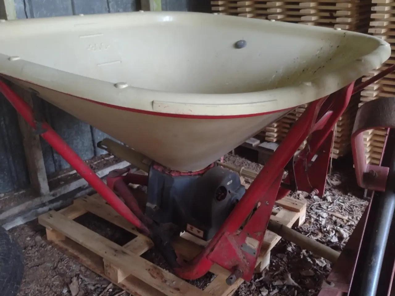 Billede 1 - Gødningsspreder med plastik tank.