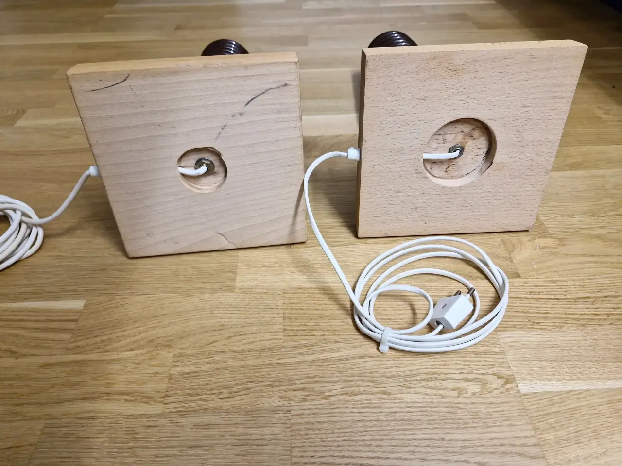 Billede 4 - 2 UPCYCLEDE BORDLAMPER I PORCELÆN på træfod