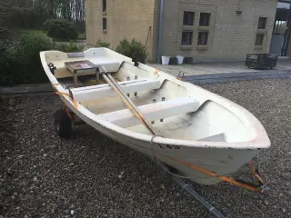 Jolle 4800cm. Med el motor. Vogn medfølger. 