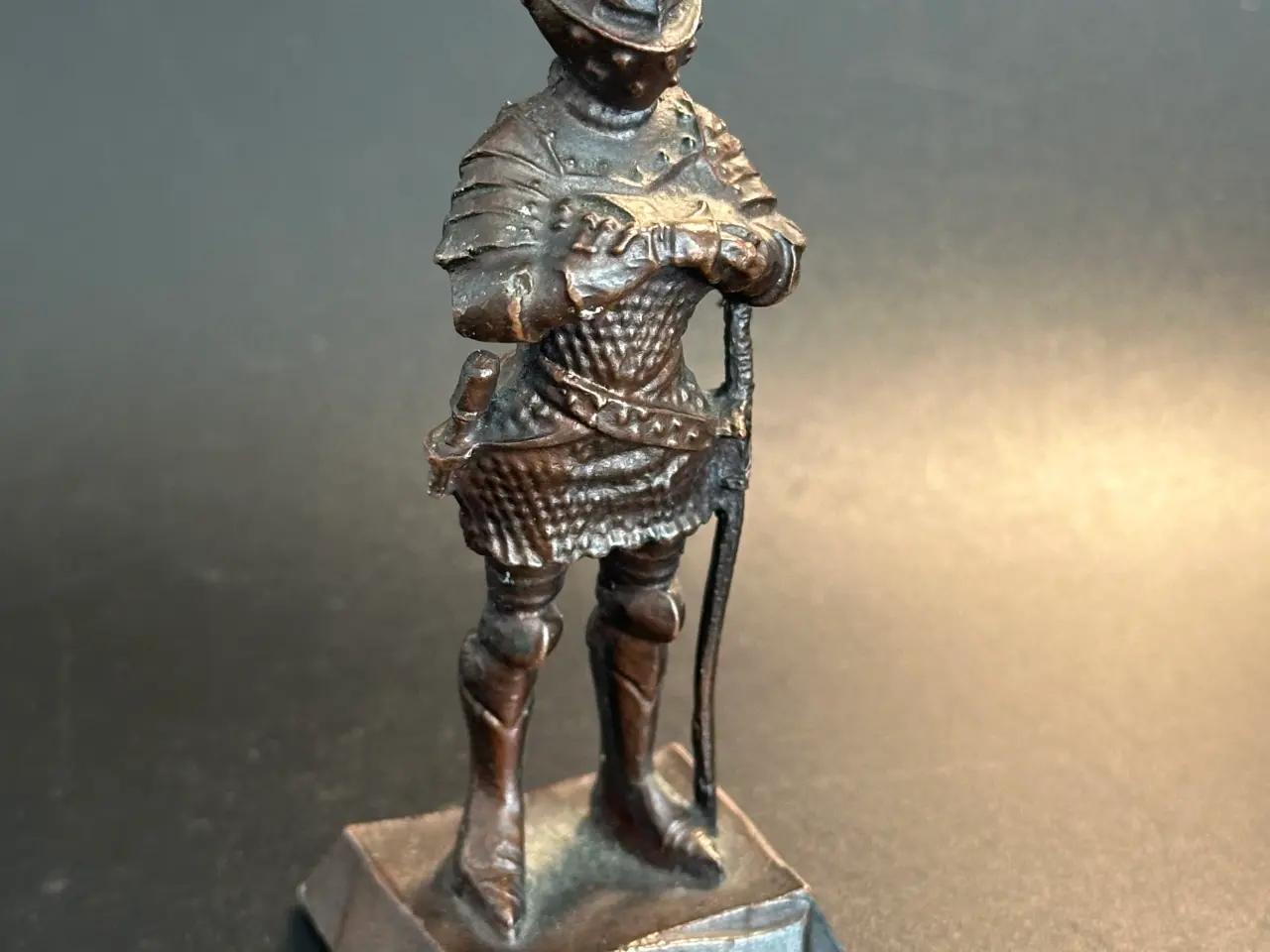 Billede 1 - Vintage miniature ridderfigur håndstøbt af bronze