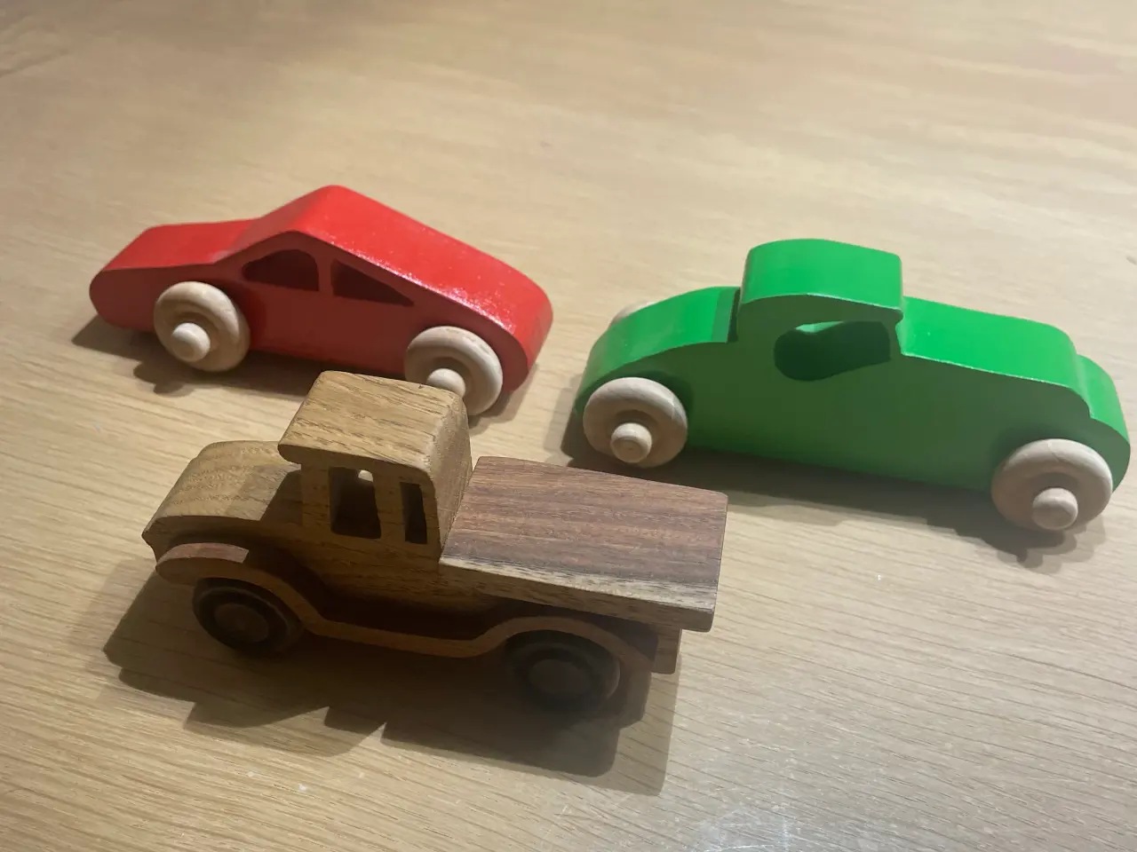 Billede 1 - Flotte håndlavede biler i træ.