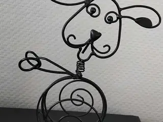 Hundefigur i metal. Måler ca 35 cm