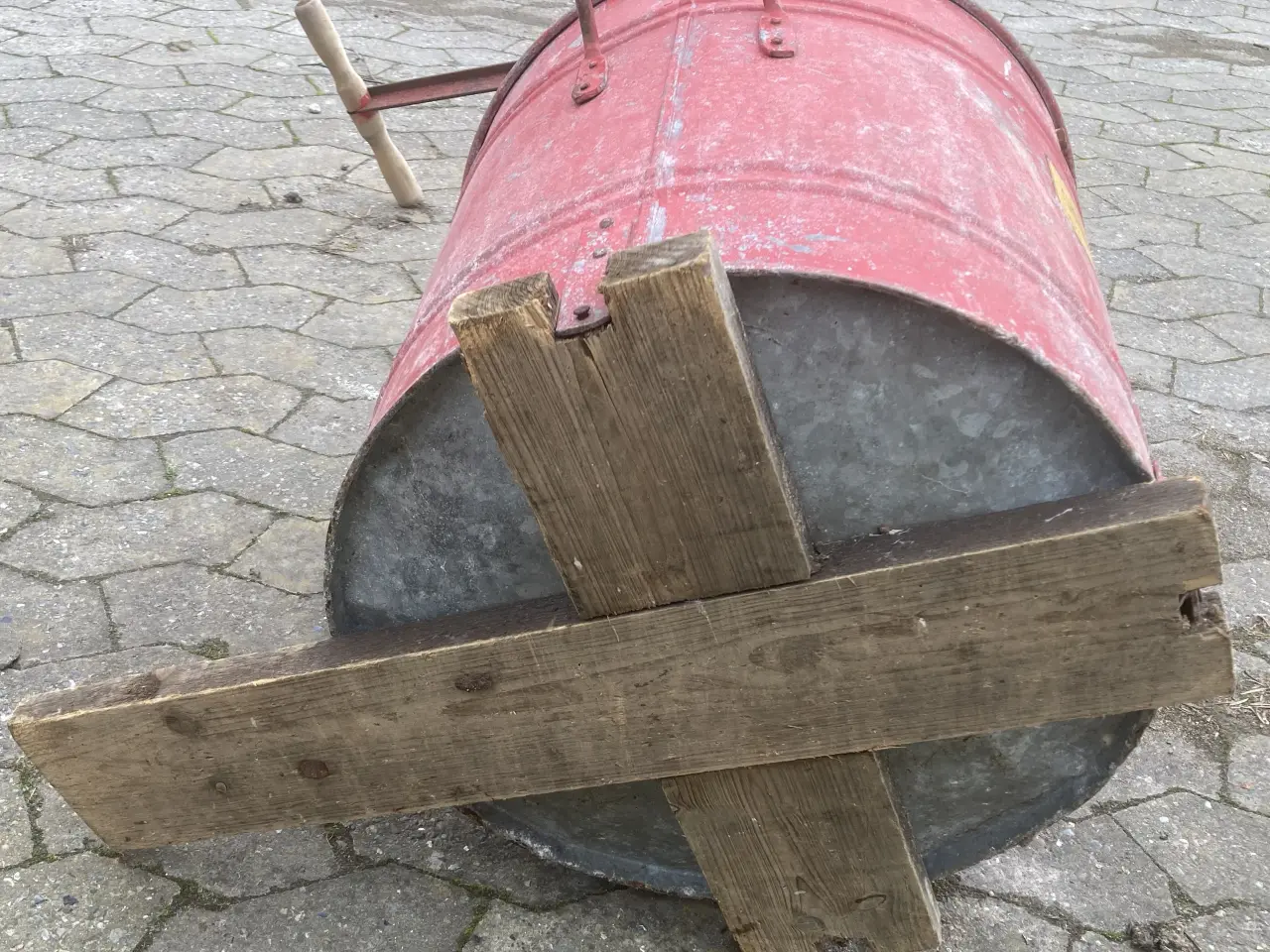 Billede 8 - Gl. Brandspand 60 liter med pumpe fra 50´erene