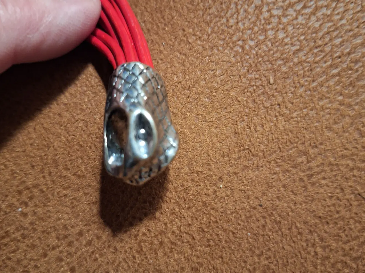 Billede 3 - Rødt læderarmbånd m. Slangelås