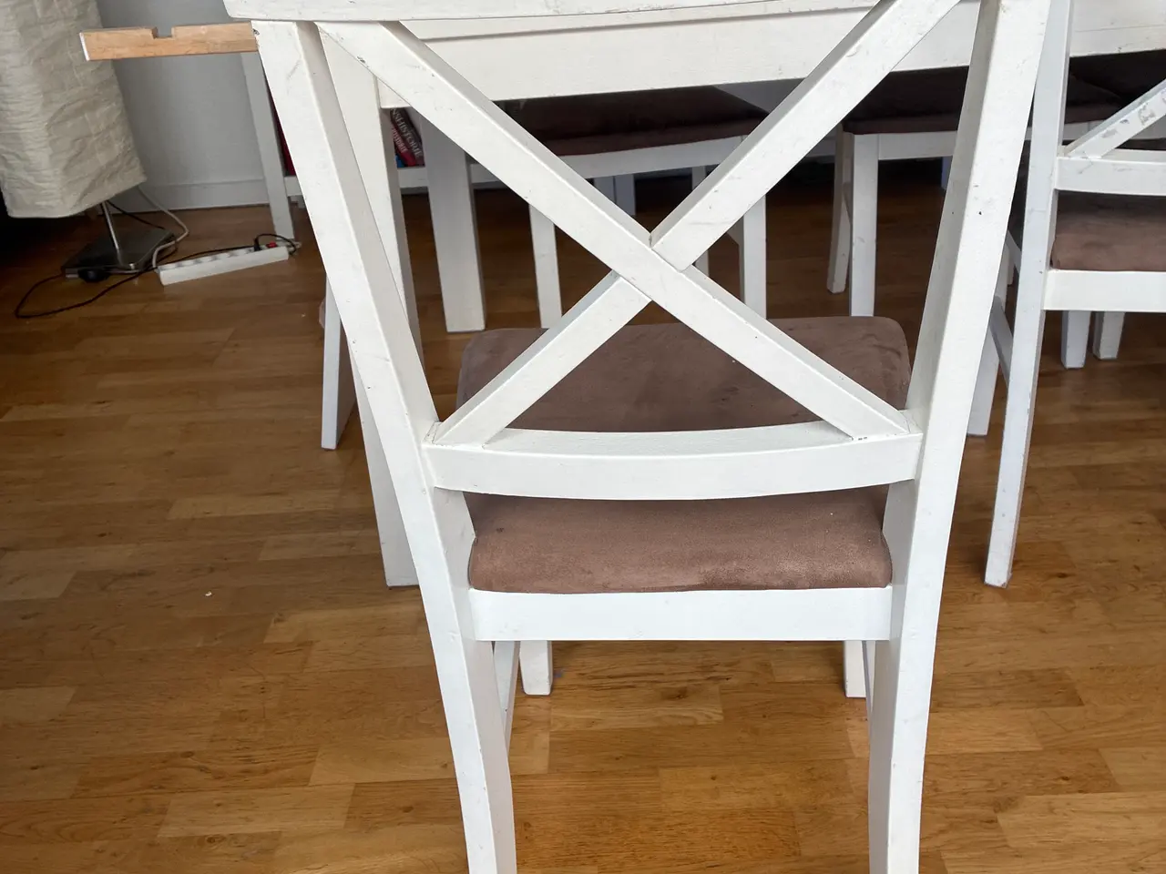 Billede 4 - Hvidmalet spisebord med 6 stole