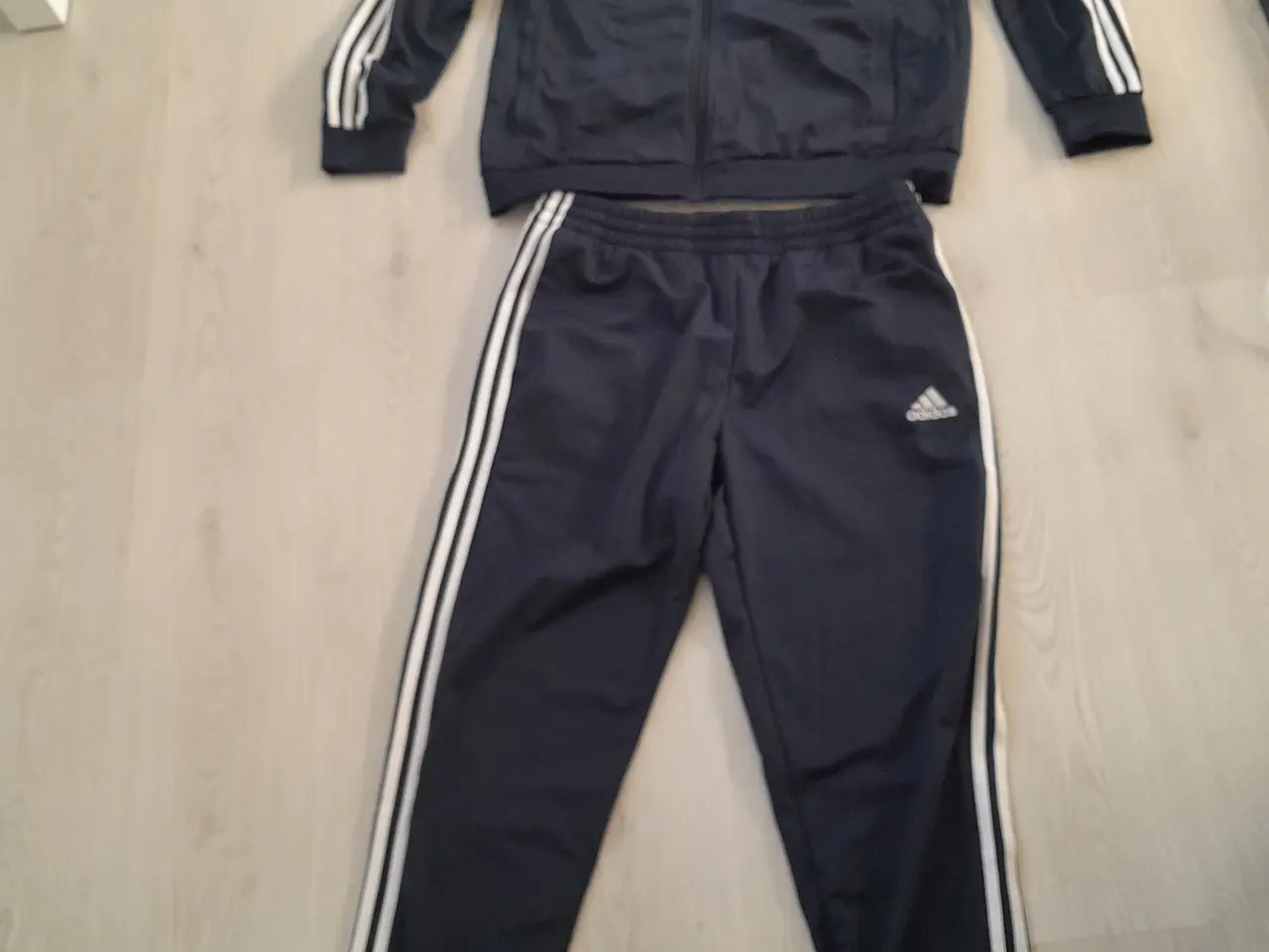Billede 1 - Adidas joggingsæt Str L Herre Mørkeblå