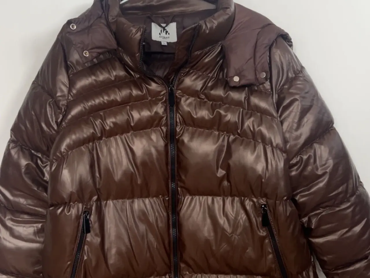Billede 1 - Brun skinnende puffer jakke