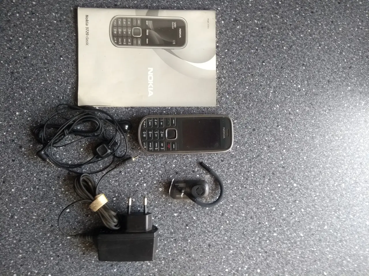 Billede 3 - Nokia 3720 classic med oplader.