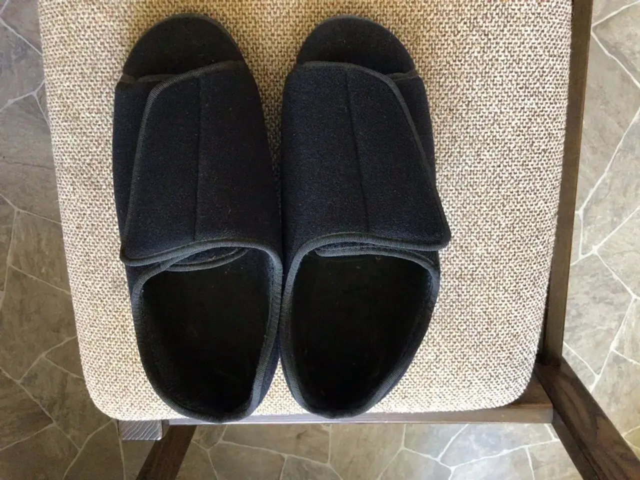 Billede 2 - Hjemmesko i sort filt med Velcro lukning