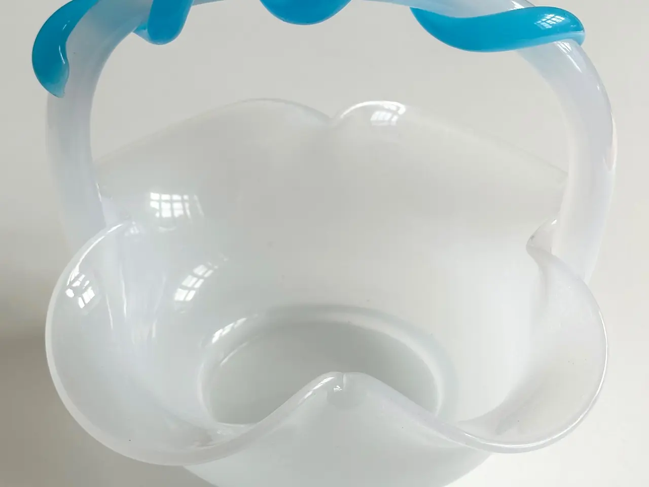Billede 6 - Glasskål m hank, opalineglas