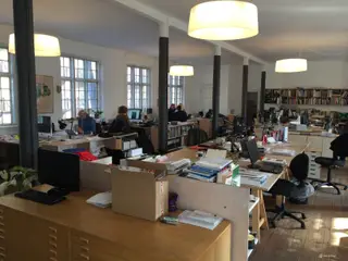 Kontorfællesskabs pladser til leje med faciliteter og central beliggenhed.